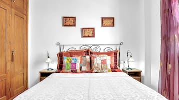 2 slaapkamers, een strijkplank/strijkijzer, gratis wifi, beddengoed