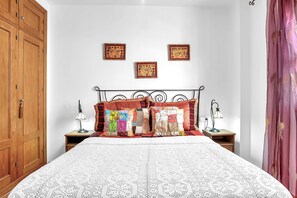 2 chambres, fer et planche à repasser, Wi-Fi gratuit, draps fournis