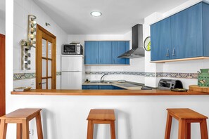 Réfrigérateur, micro-ondes, plaque de cuisson, lave-vaisselle