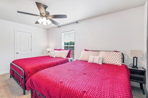 3 habitaciones, tabla de planchar con plancha, wifi y ropa de cama 