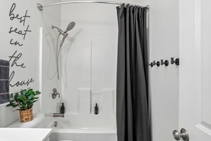 Haartrockner, Handtücher, Seife, Shampoo