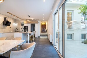 Réfrigérateur, four, plaque de cuisson, lave-vaisselle