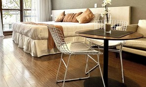 1 dormitorio, escritorio, tabla de planchar con plancha y cuna de viaje