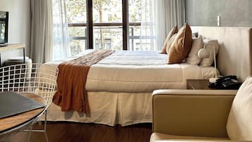 1 camera, una scrivania, ferro/asse da stiro, culla da viaggio