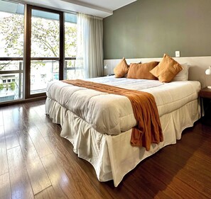 1 habitación, escritorio, tabla de planchar con plancha y cuna de viaje 