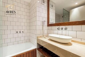 Secadora de cabello, bidet, toallas, jabón 