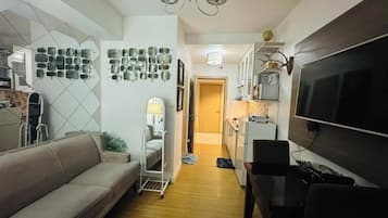 Comfort-Einzelzimmer, Balkon, Stadtblick | Wohnbereich