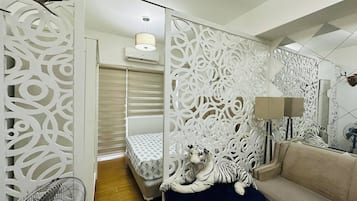 Comfort Single Room, Balcony, City View | Living area
