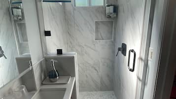 Secadora de cabello, toallas, jabón, shampoo