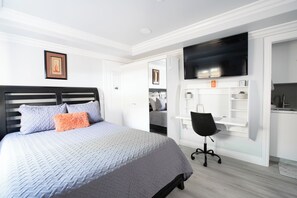 1 chambre, bureau, fer et planche à repasser, lit parapluie