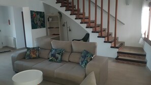 Smart-TV, Kamin, Bücher