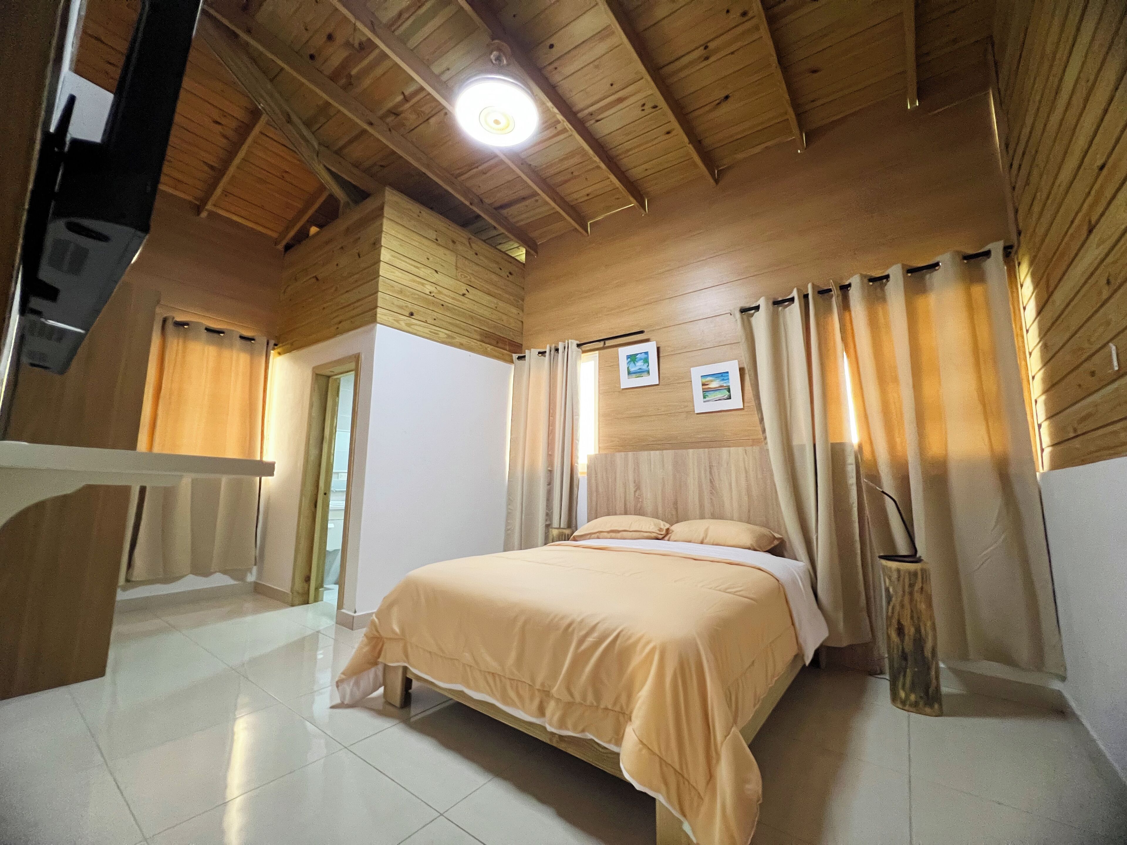 5 bedrooms, iron/ironing board, WiFi, bed sheets