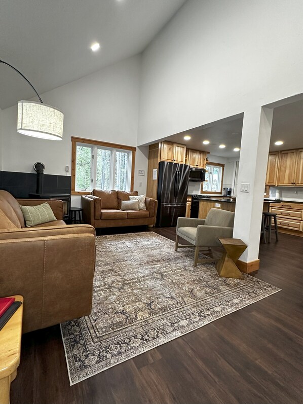 Smart TV, fireplace, foosball, books - Winter, Peaceful, Ride From Cabin, Family Cabin, Woods (Island Park)