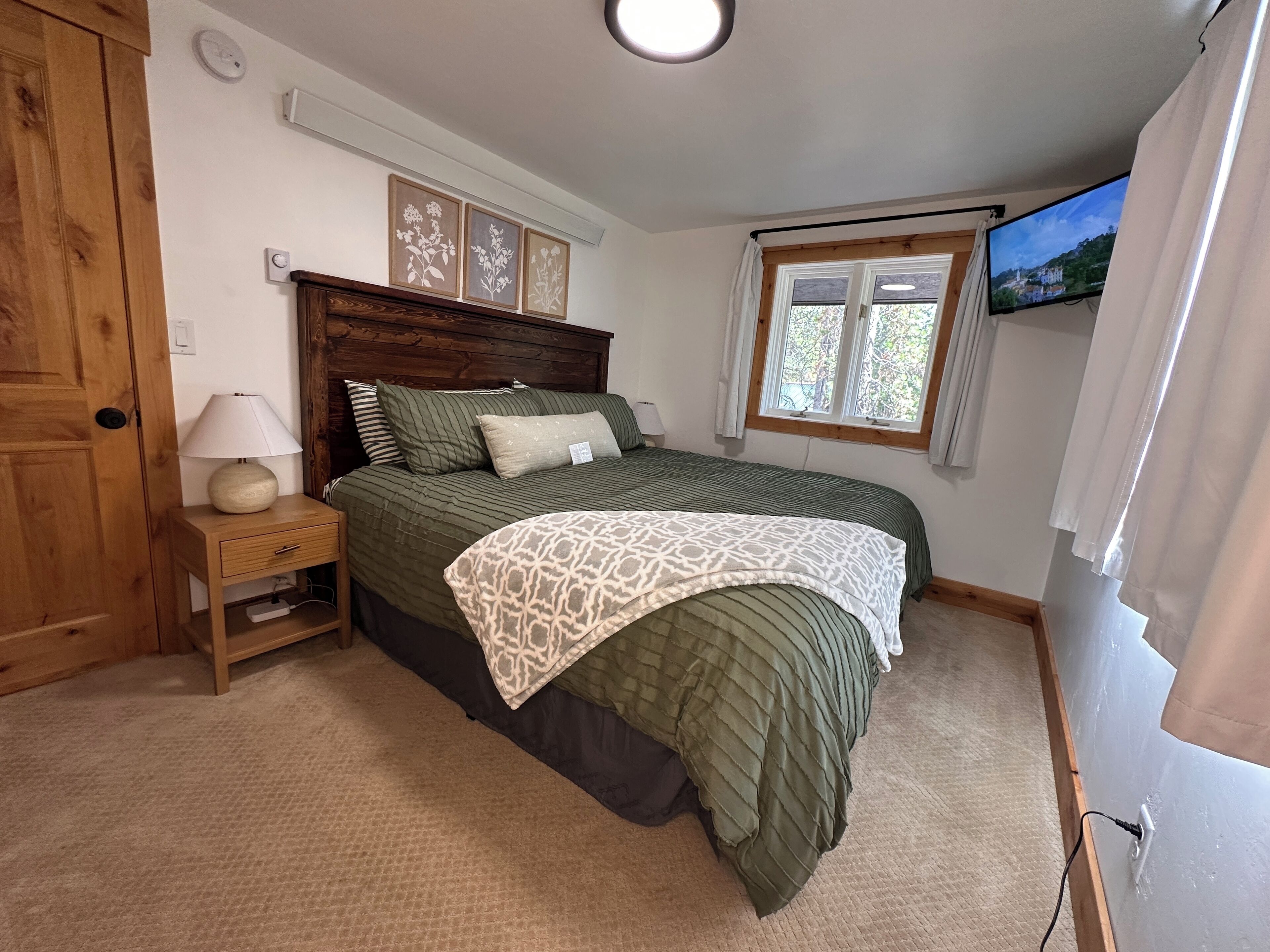 5 bedrooms, desk, travel cot, free WiFi