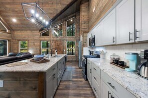 冷蔵庫、電子レンジ、オーブン、コンロ