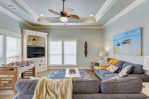 TV connectée, baby-foot, livres