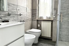 Ducha, bidet, toallas