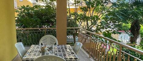 屋外ダイニングエリア