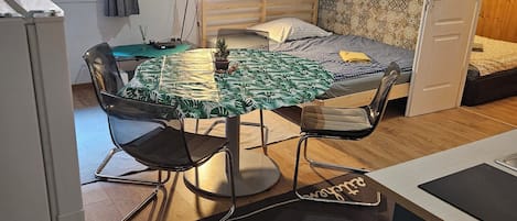 1 slaapkamer, een strijkplank/strijkijzer, wifi, beddengoed