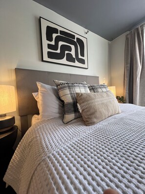 1 chambre, fer et planche à repasser, lit de bébé portatif