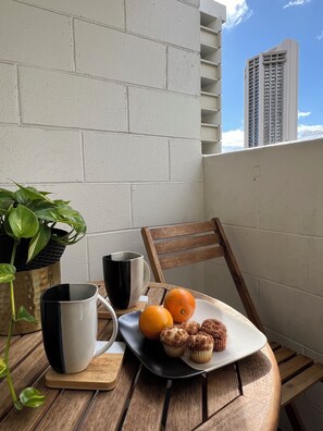 Outdoor dining - Waikiki Studio- Walk to the Beach!  (Honolulu)