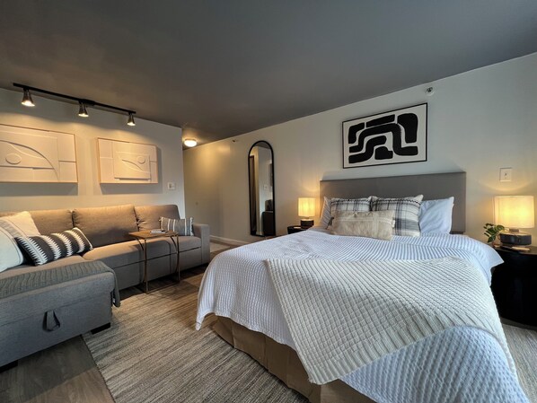 1 bedroom, iron/ironing board, travel crib, free WiFi - Waikiki Studio- Walk to the Beach!  (Honolulu)