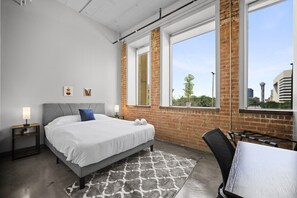 3 habitaciones, escritorio y tabla de planchar con plancha 