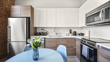 Réfrigérateur, micro-ondes, four, plaque de cuisson