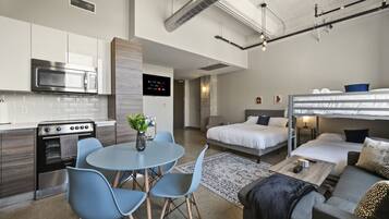 3 chambres, bureau, fer et planche à repasser, lit parapluie