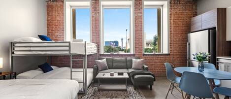 3 dormitoris, escriptori i planxa i posts de planxar