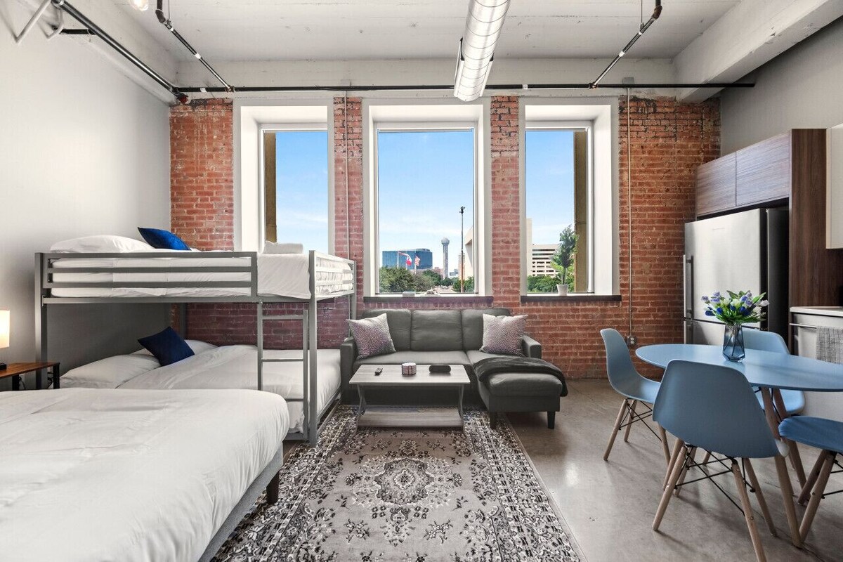 Stunning Downtown Apartment | Pool, Laundry, Parking