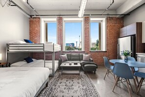 3 Schlafzimmer, Schreibtisch, Bügeleisen/Bügelbrett, Reisekinderbett