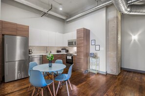 ثلاجة، ميكروويف، فرن، موقد طهي مسطح