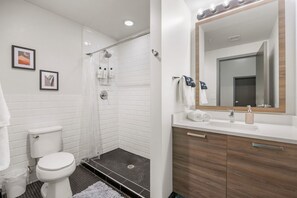 Hair dryer, towels - Spacious Downtown Apartment | Pool + In-Unit laundry (Dallas)