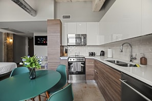 Geladeira, micro-ondas, fogão, cooktop