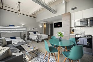 3 chambres, bureau, fer et planche à repasser, lit de bébé portatif