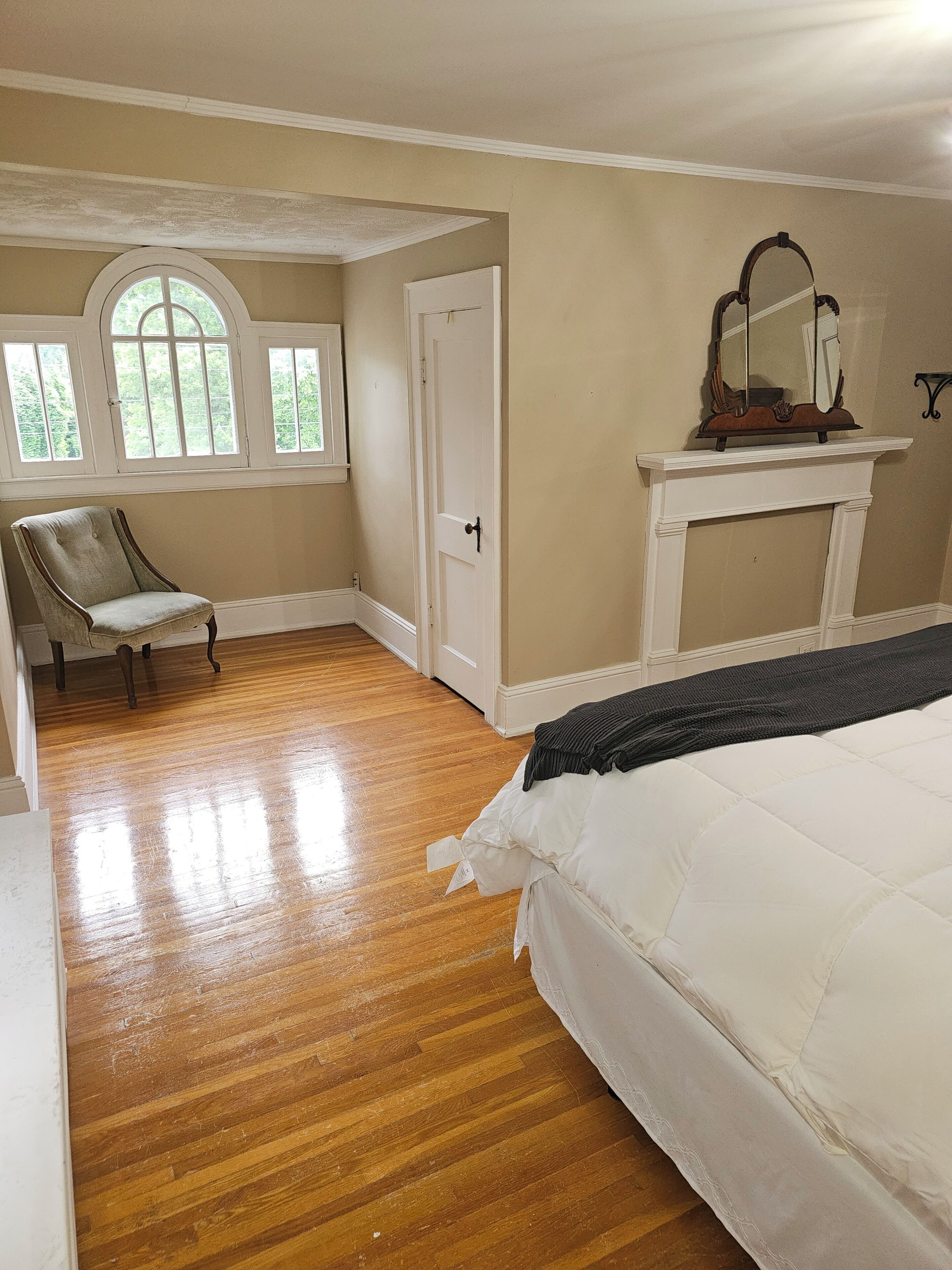 5 bedrooms, desk, iron/ironing board, WiFi