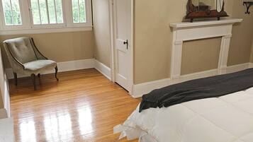 5 bedrooms, desk, iron/ironing board, WiFi