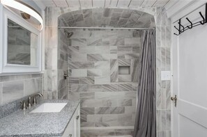 Douche, serviettes fournies, savon, shampooing
