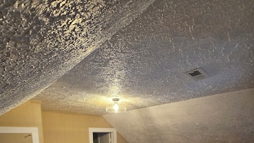 5 habitaciones, escritorio, tabla de planchar con plancha y wifi