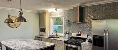 Refrigerador, microondas, horno y parrilla de estufa