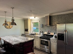 Refrigerador, microondas, horno, placa de cocina