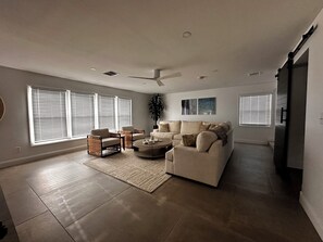 Smart TV, fireplace