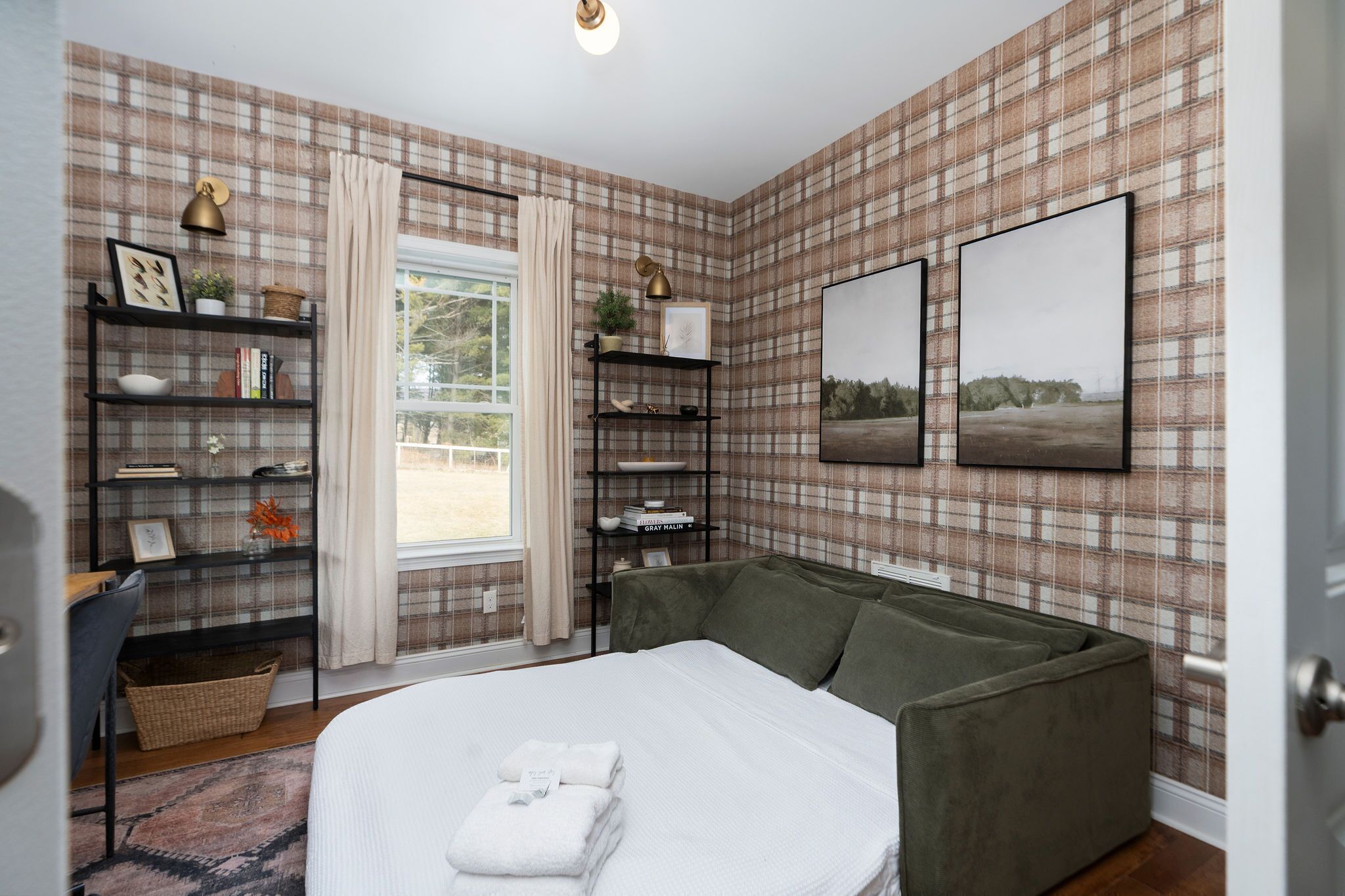 5 bedrooms, desk, iron/ironing board, travel cot