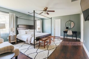 5 soverom, skrivebord, strykejern/-brett og reiseseng for barn