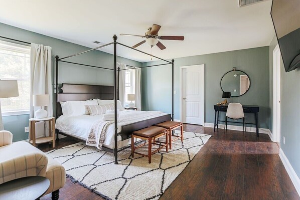 5 bedrooms, desk, iron/ironing board, travel crib