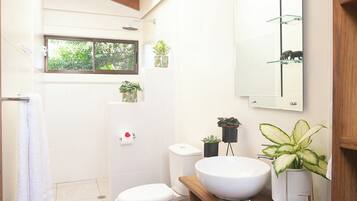 Family Cottage, Kitchen, Garden View | Bathroom | Free toiletries, towels, soap, shampoo