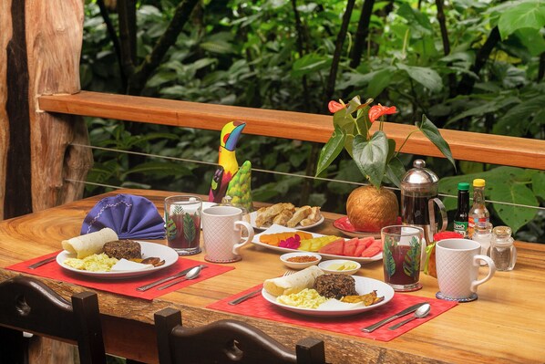 Desayuno continental diario (USD 15 por persona)