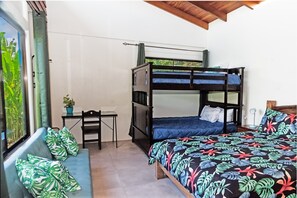 2 habitaciones, caja de seguridad en la habitación y escritorio 