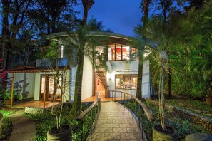 المنشأة من الخارج